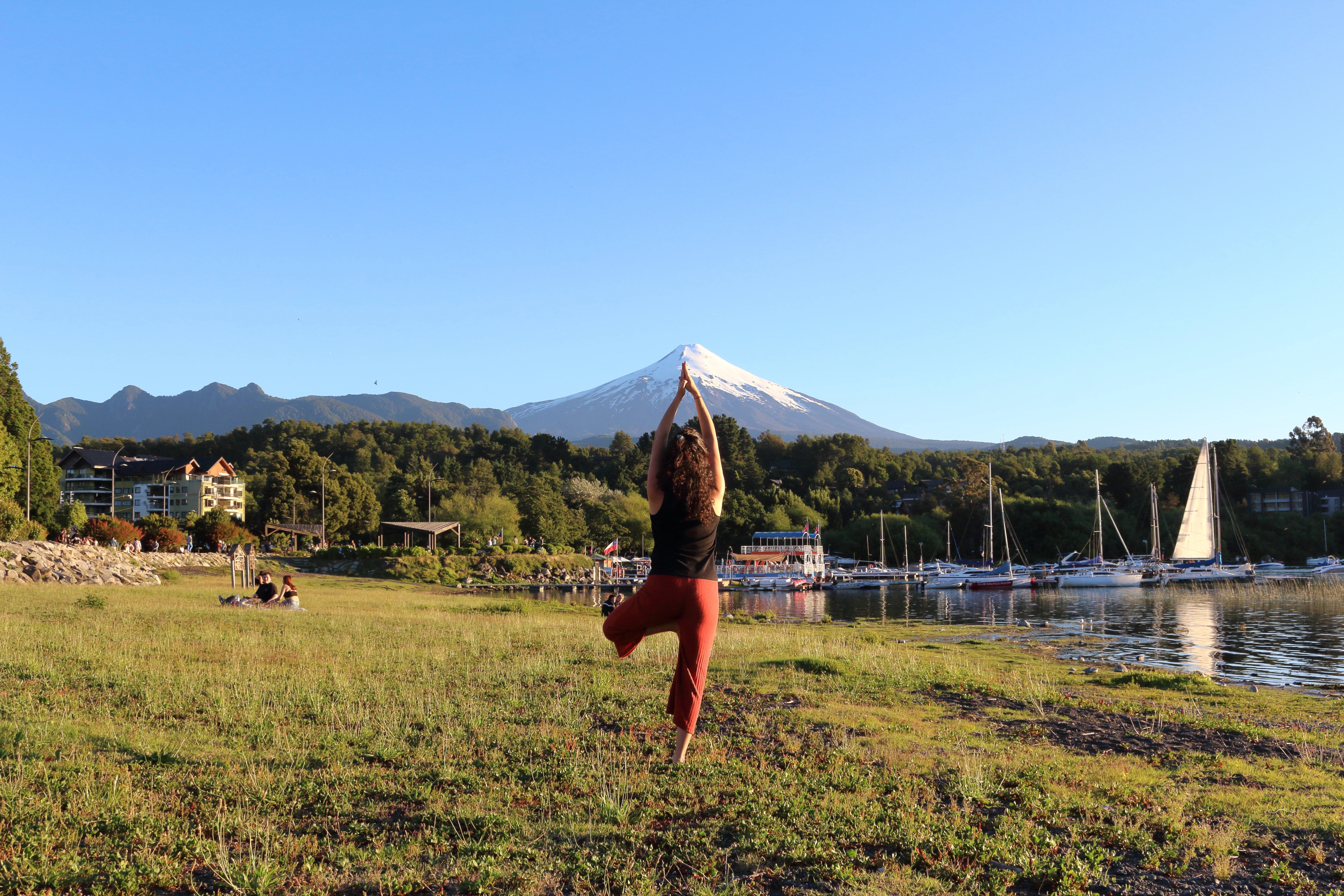 Yoga frente al Volcán Villarrica