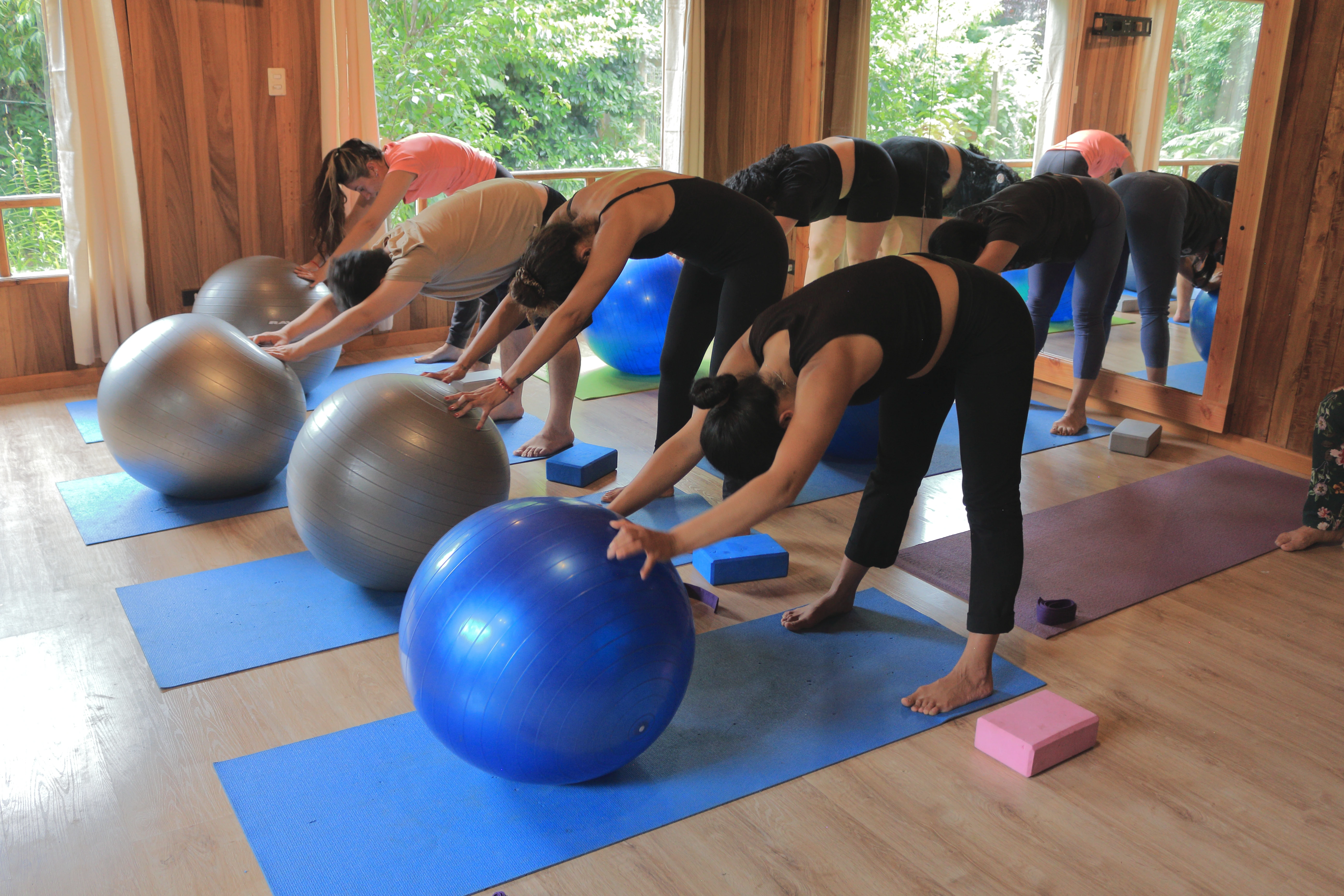 Clase de yoga intermedia